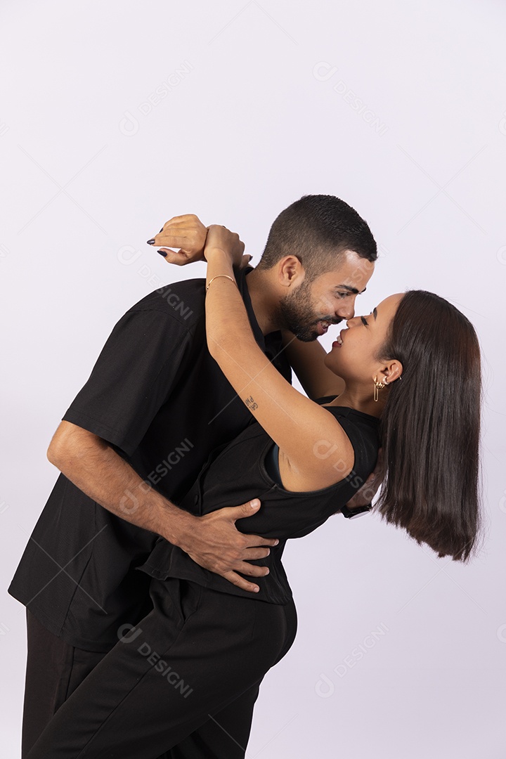 Casal de jovens apaixonados abraçados