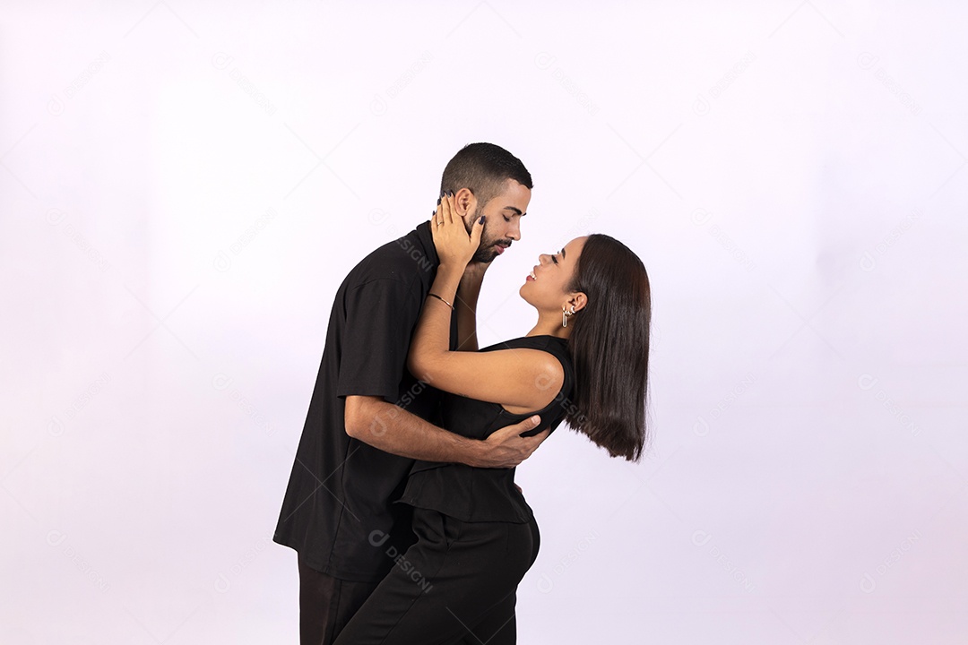 Casal de jovens apaixonados abraçados