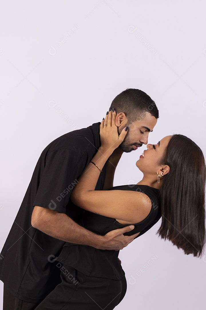 Casal abraçados com carinho