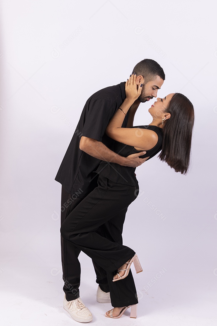 Casal de jovens abraçados se olhando