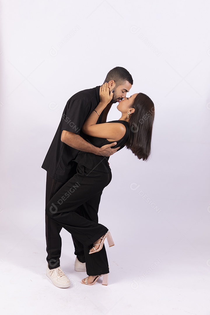 Casal se beijando apaixonados