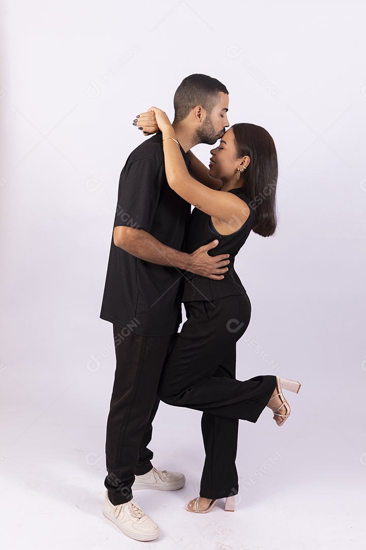 Homem beijando sua amada abraçados