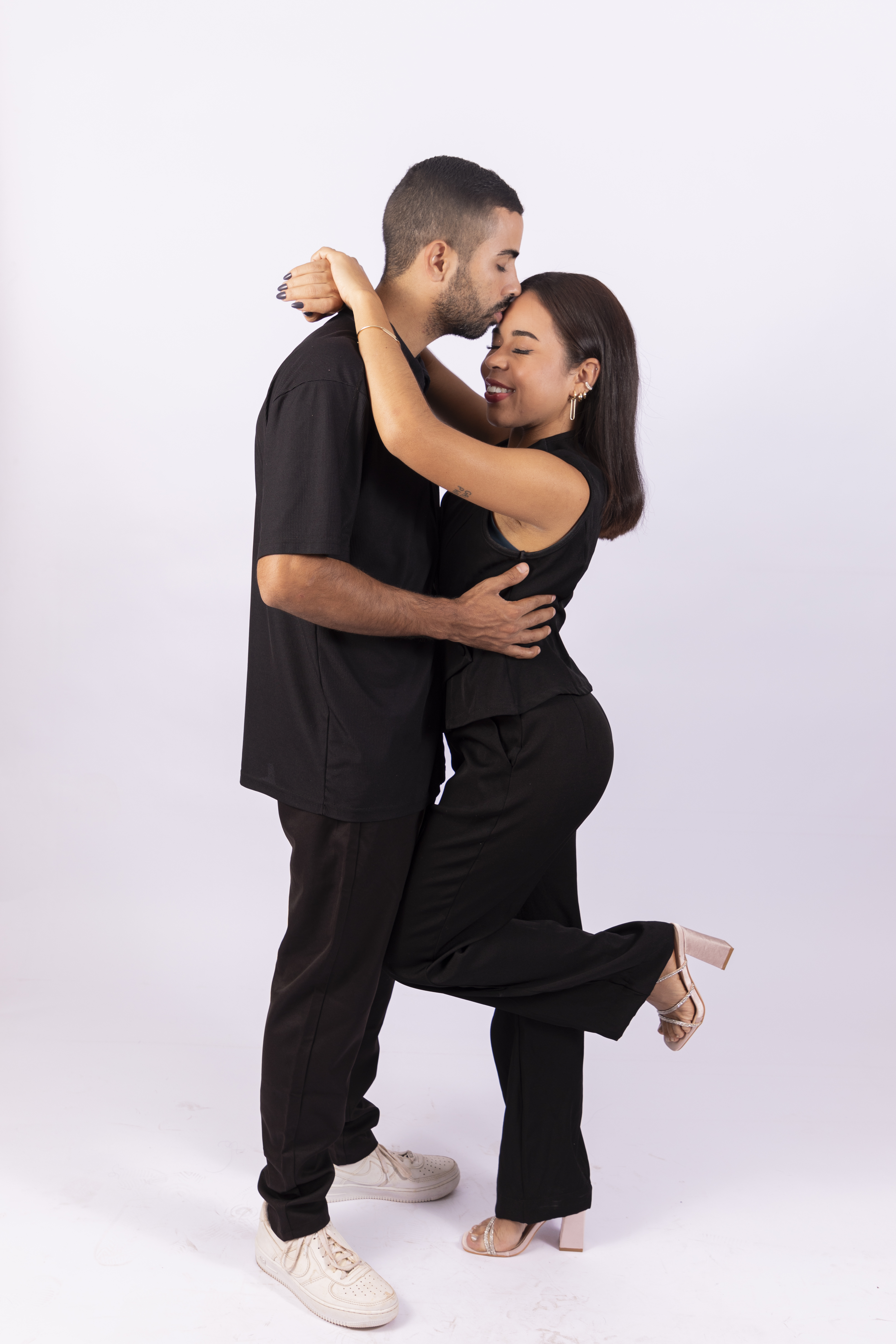 Homem beijando sua amada abraçados