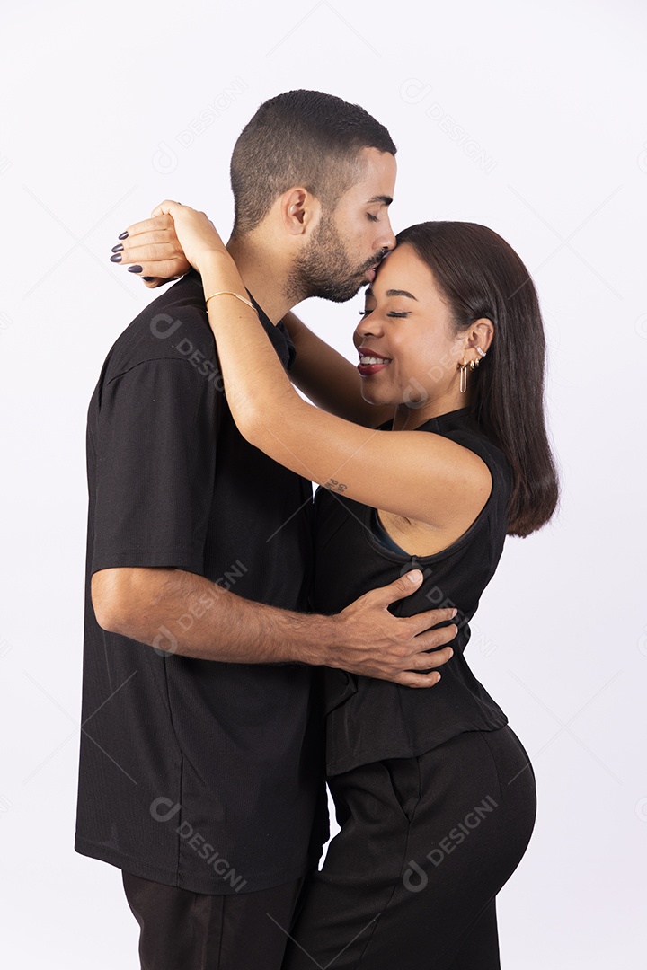 Homem beijando sua amada abraçados