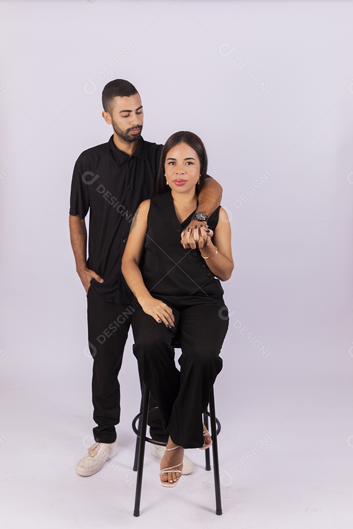 Casal felizes se abraçando e sorrindo com carinho