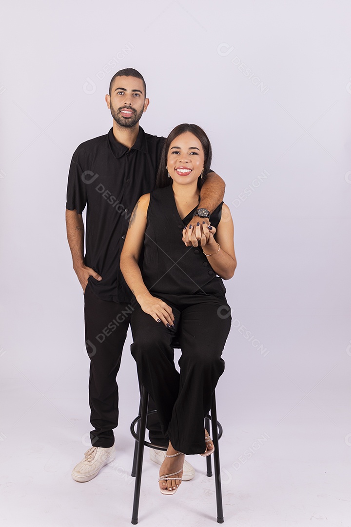 Casal abraçados de mãos dadas felizes