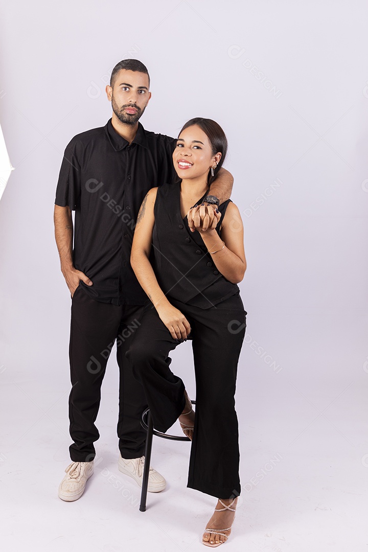 Casal abraçados de mãos dadas felizes