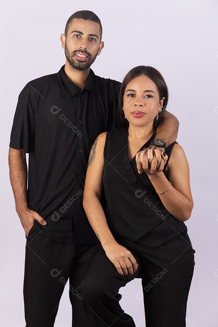 Casal felizes de mãos dadas