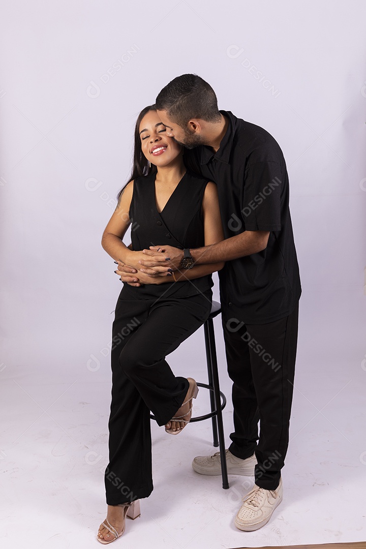 Casal românticos e felizes se beijando