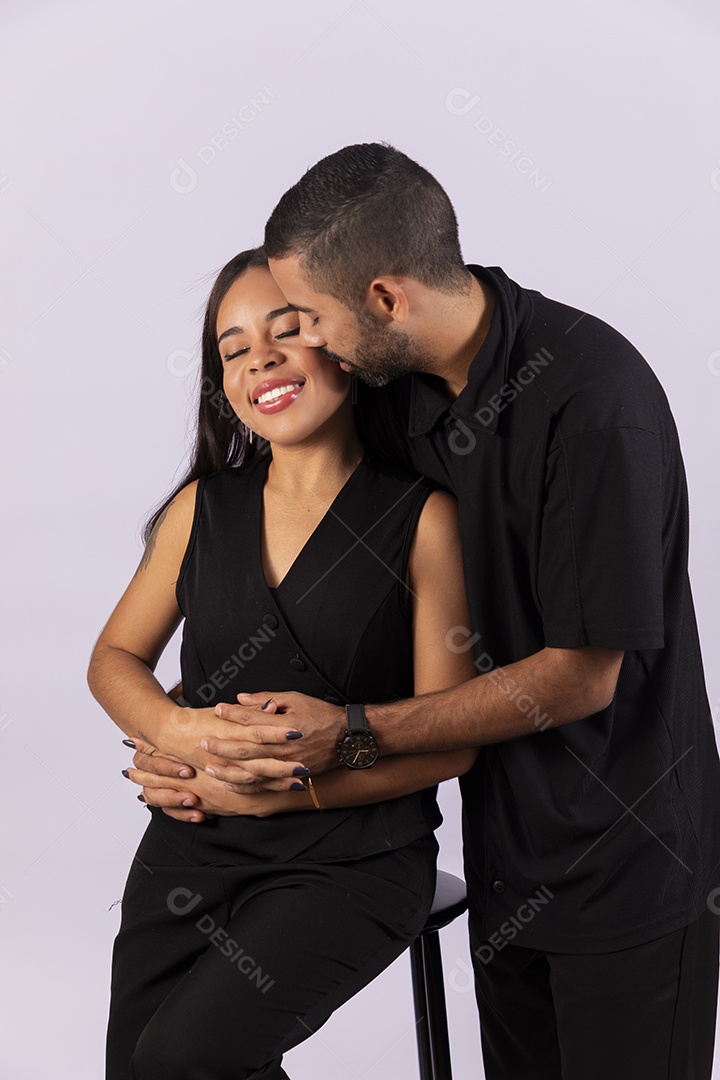 Casal românticos e felizes se beijando