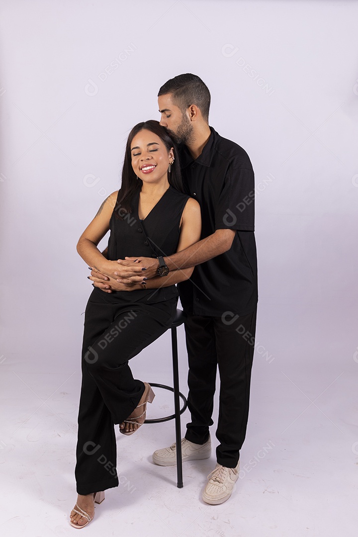 Casal abraçados com carinho lindos