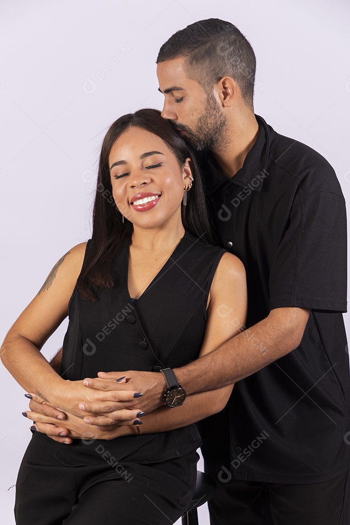 Casal de jovem apaixonados beijando