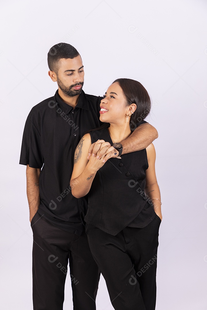 Casal felizes abraçados