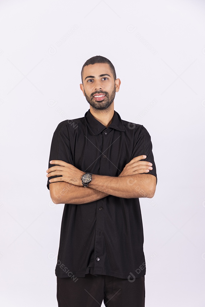 Homem de braços cruzados e sorrindo