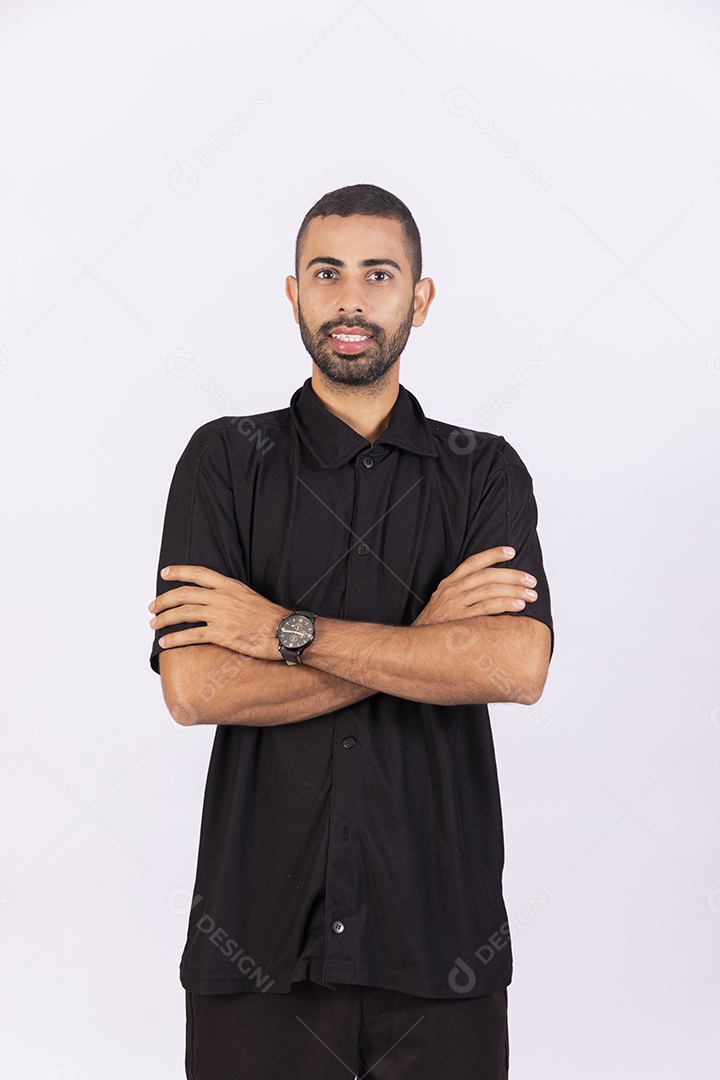 Homem de braços cruzados e sorrindo