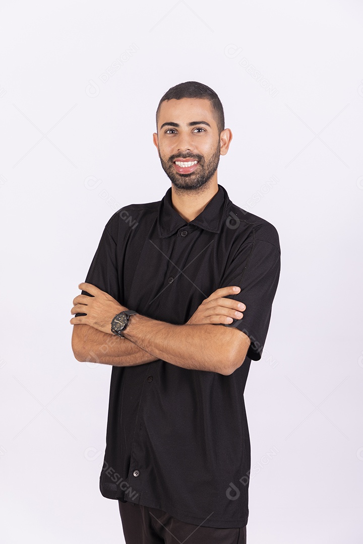 Homem de braços cruzados e sorrindo