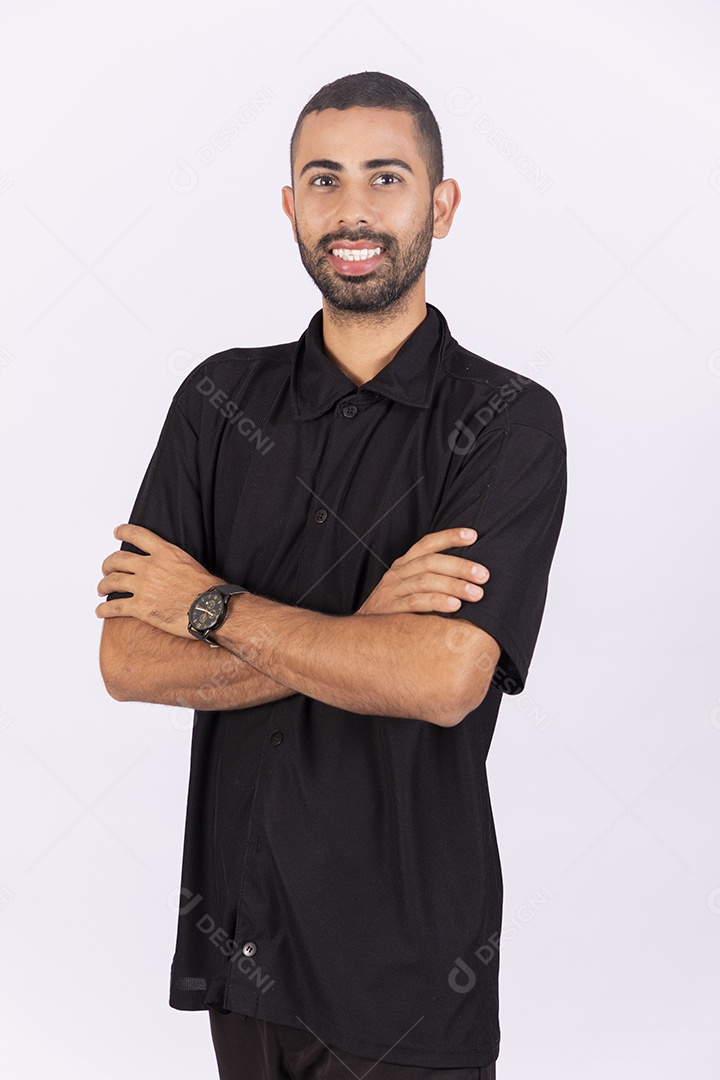 Homem de braços cruzados e sorrindo