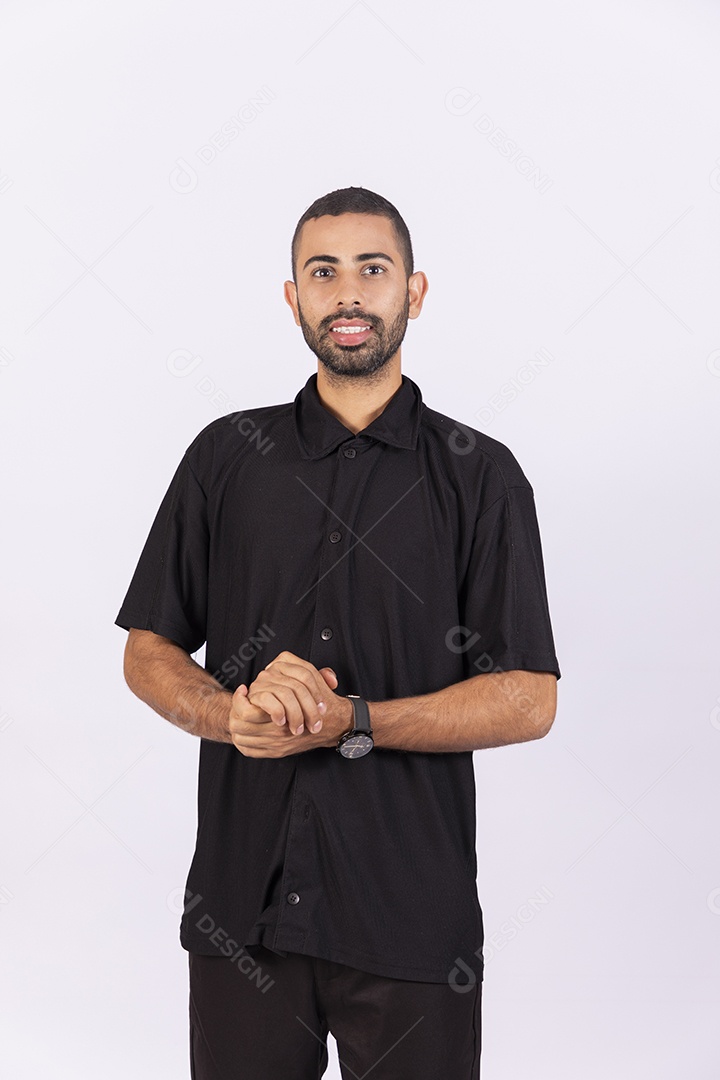 Homem com mãos dada sorrindo