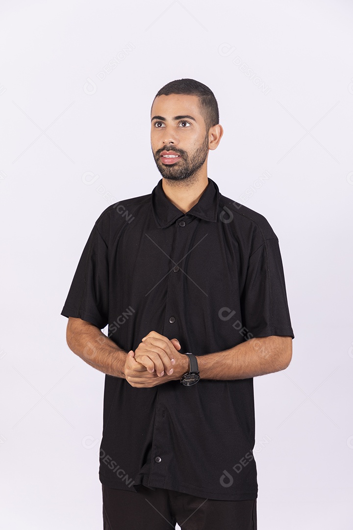 Homem de mãos dadas olhando para lado