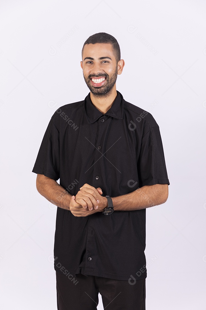 Homem com mãos dada sorrindo