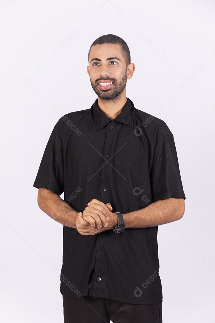 Homem com mãos dada sorrindo