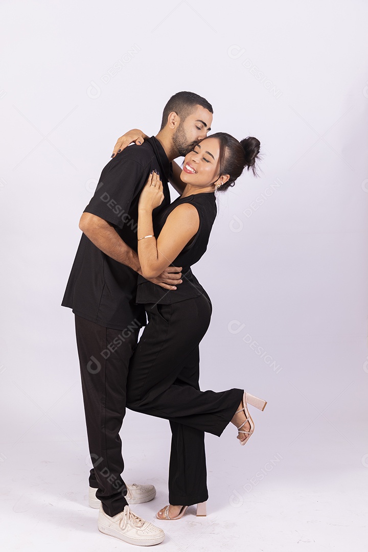 Casal apaixonados se beijando