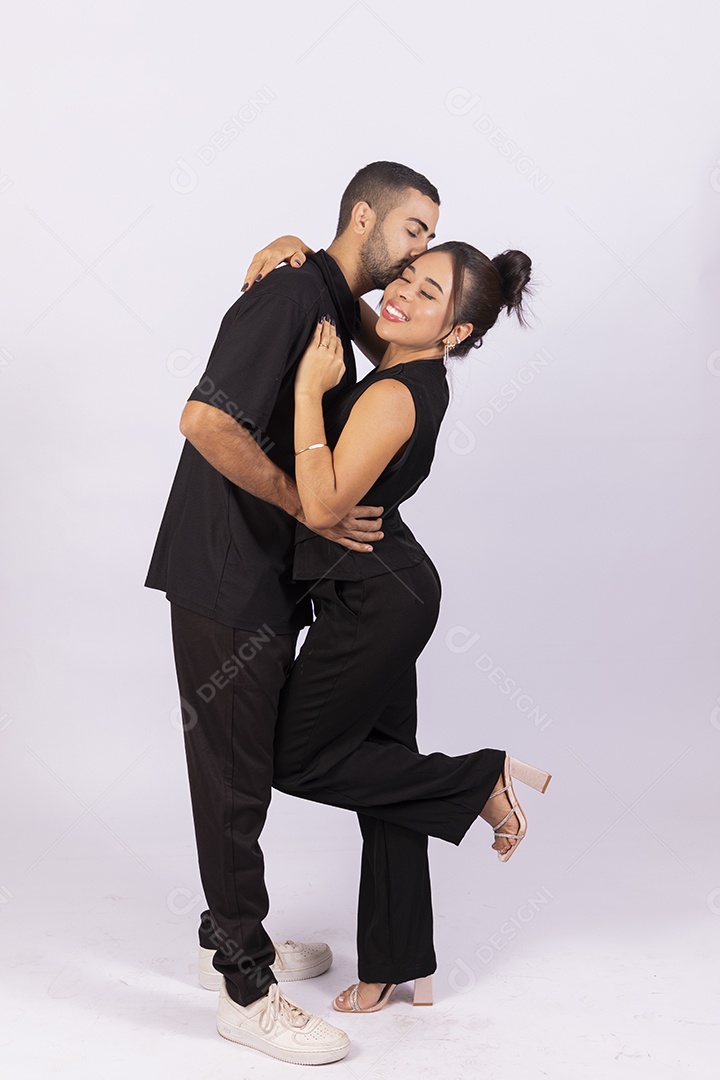 Casal de jovem sorrindo e abraçando