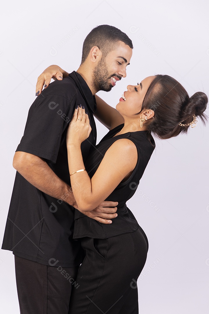 Casal abraçados e felizes