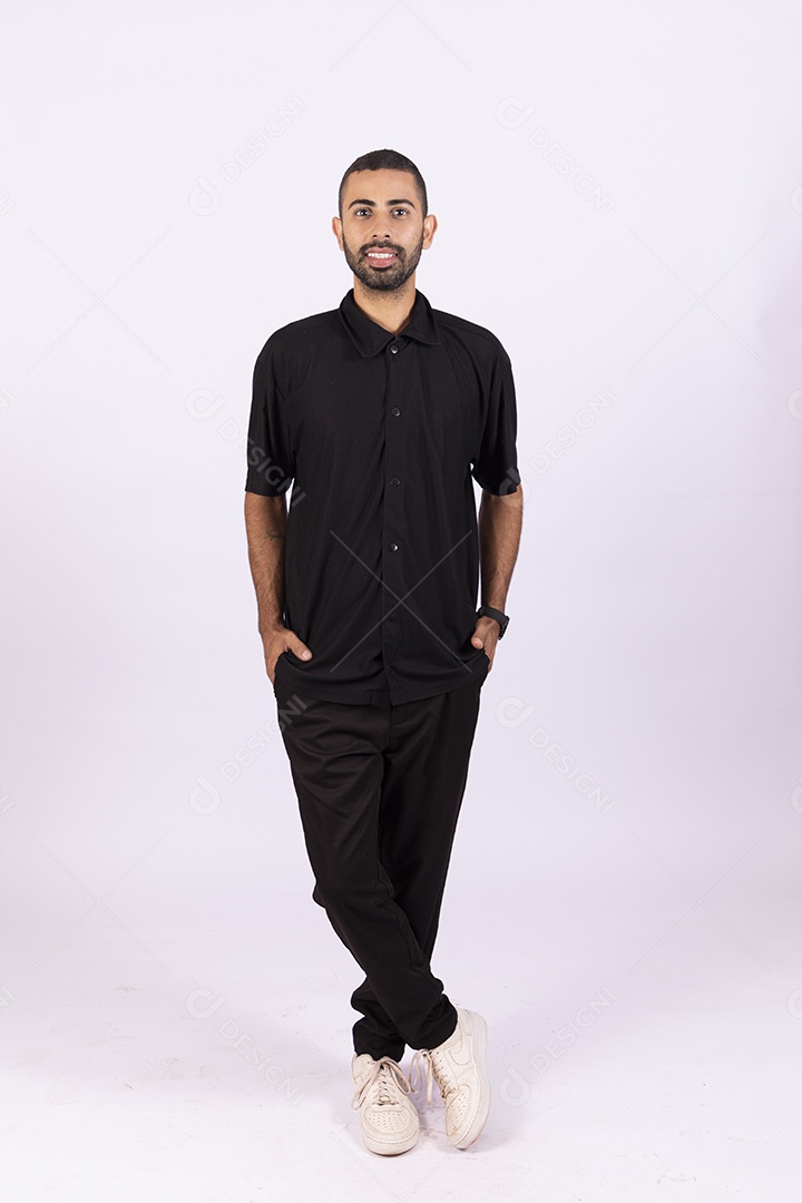 Homem sorrindo com pose de mãos nos bolsos