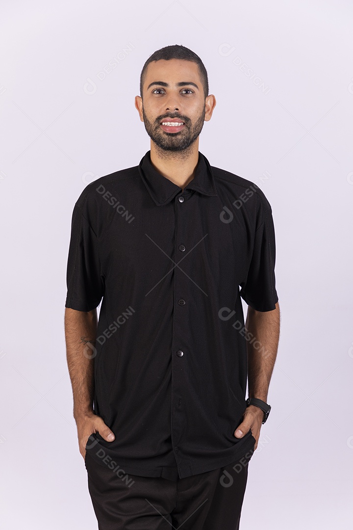 Homem feliz com pose de mãos nos bolsos