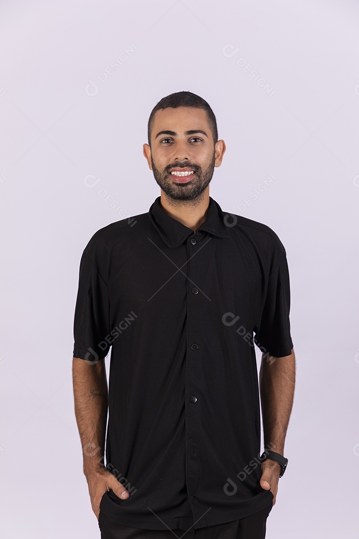 Homem feliz com mãos nos bolsos