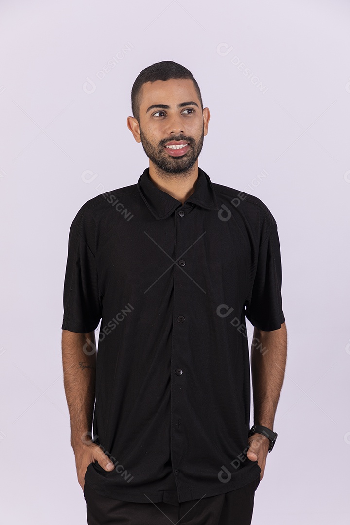 Homem sorridente com mãos nos bolsos