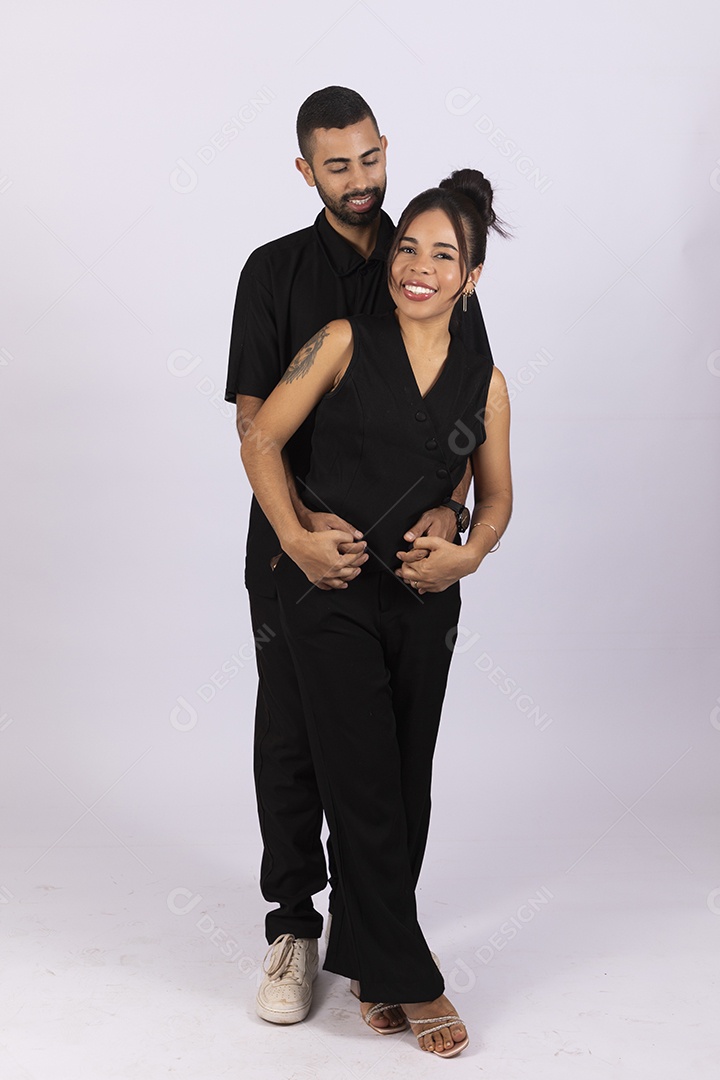 Casal feliz e apaixonados abraçados