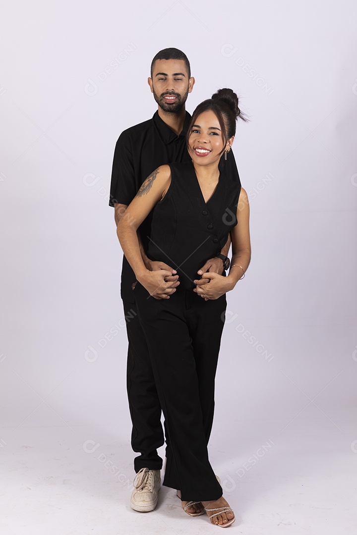 Casal feliz abraçados com carinho