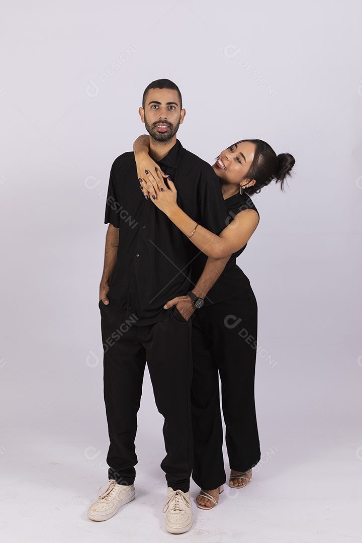 Casal abraçados com carinho
