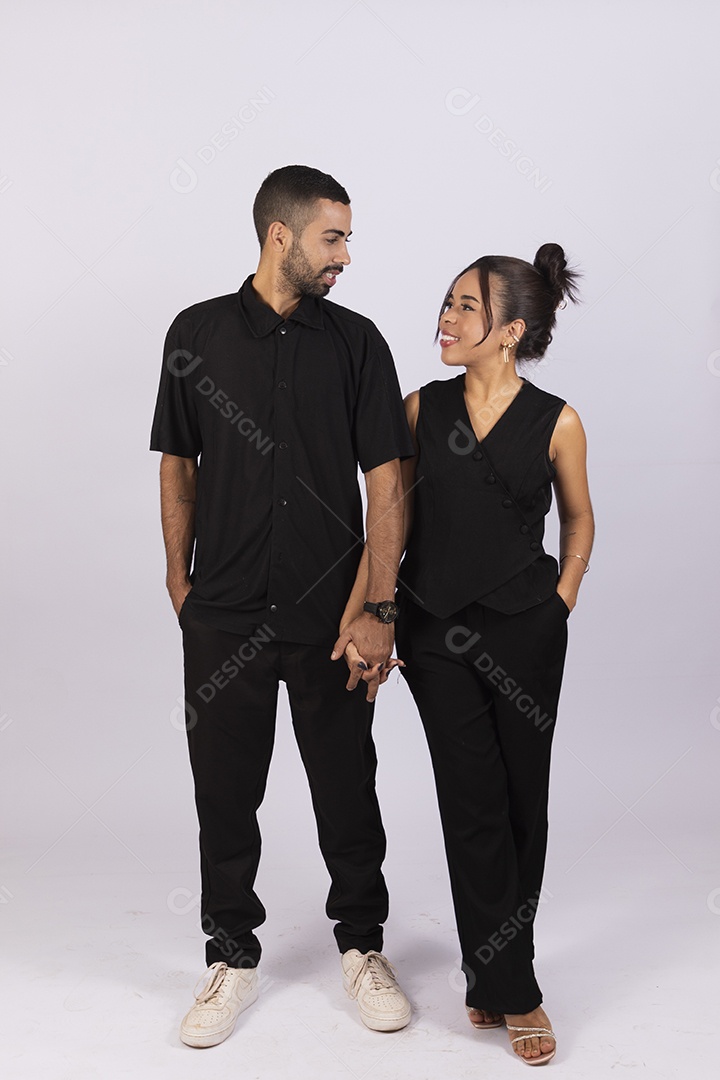 Casal apaixonados se olhando de mãos dadas