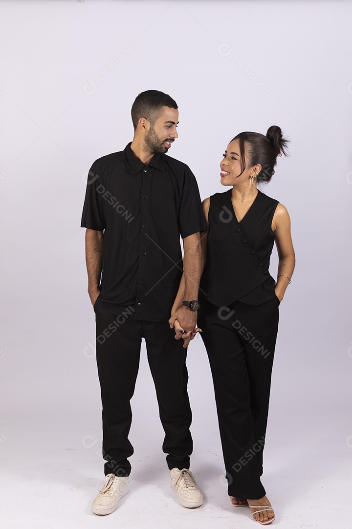 Casal felizes e apaixonados de mãos dadas