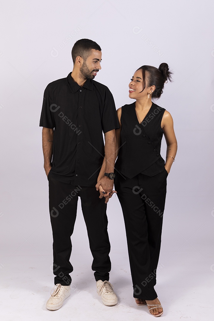 Casal felizes e apaixonados de mãos dadas