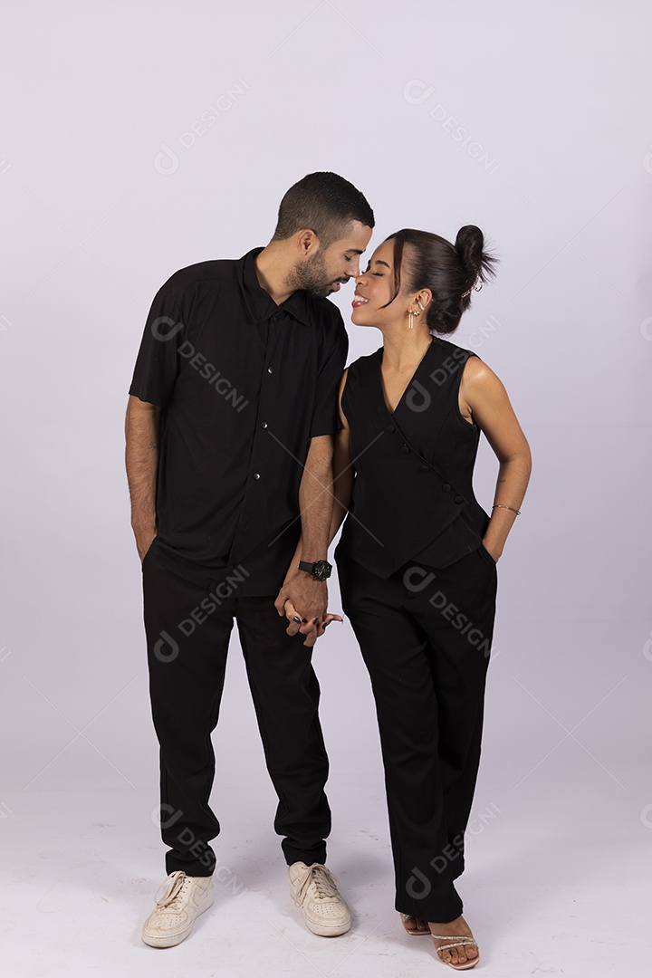 Casal de apaixonados com carinho