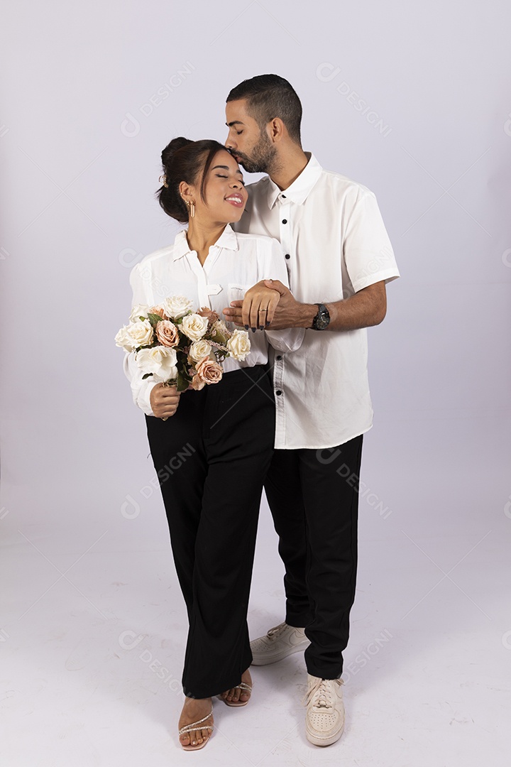 Casal abraçados com carinho