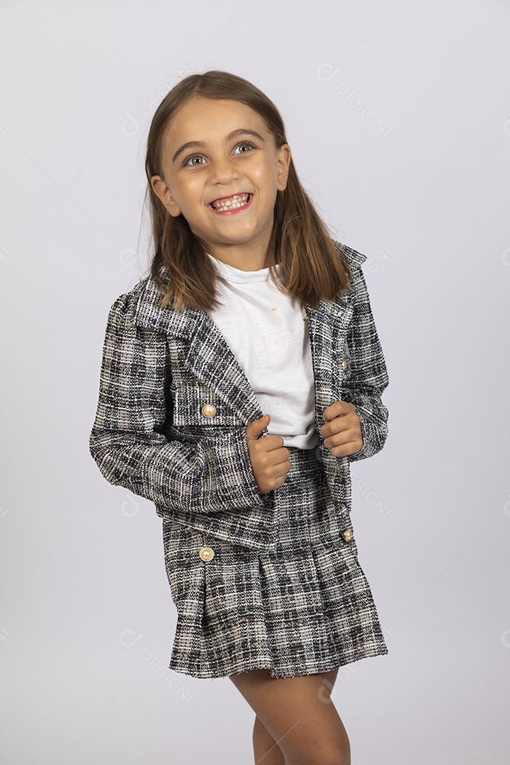 Linda garotinha loira sorrindo com mãos na jaqueta