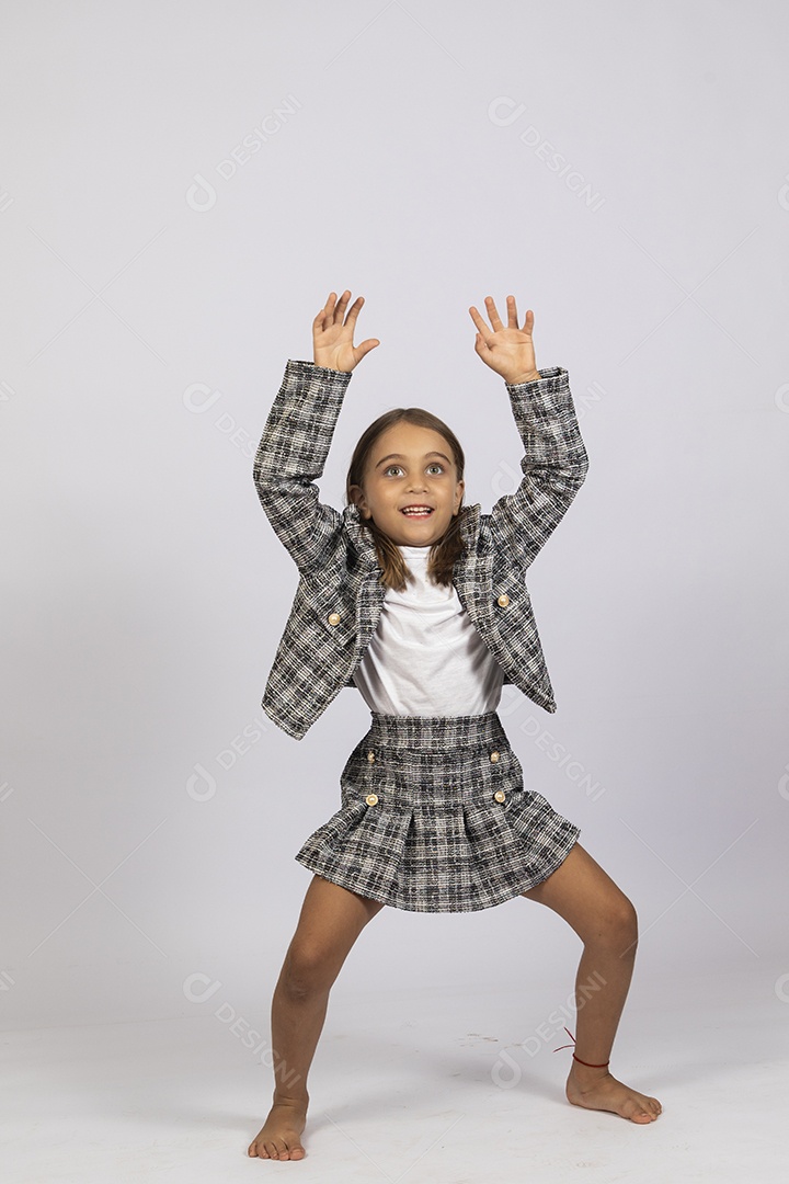 Criança linda com mãos para cima