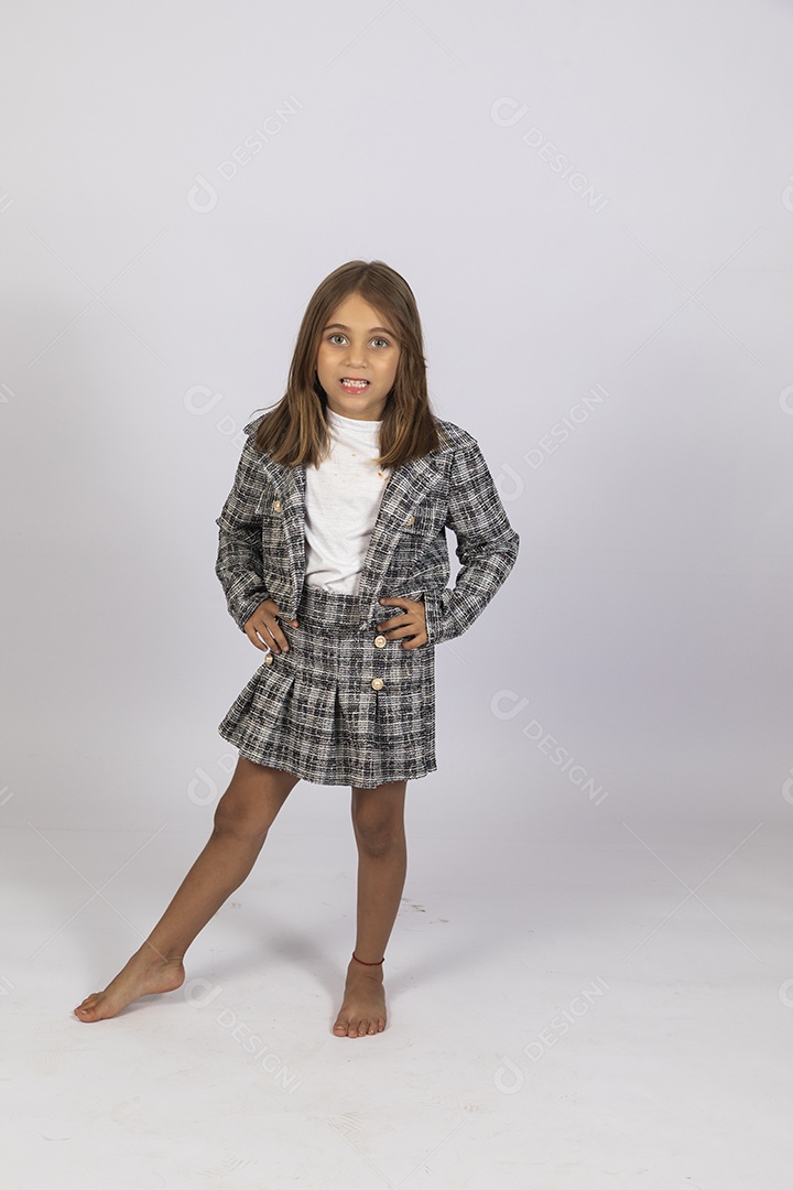 Menina linda com mãos na cintura