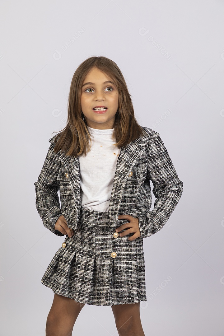 Garotinha linda bem vestida e sorrindo