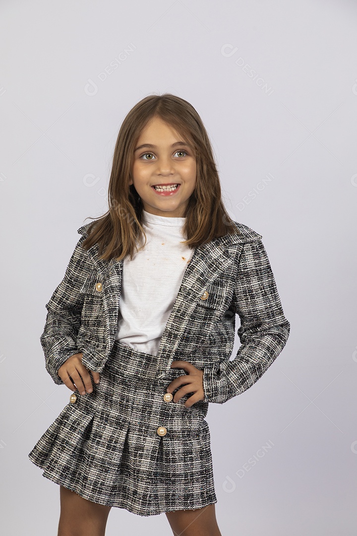 Garotinha linda bem vestida e sorrindo