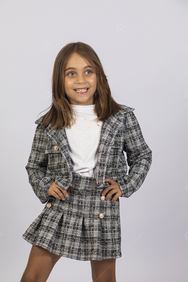 Garotinha linda bem vestida e sorrindo