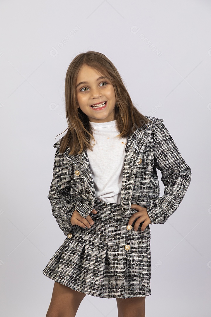 Garotinha linda bem vestida e sorrindo
