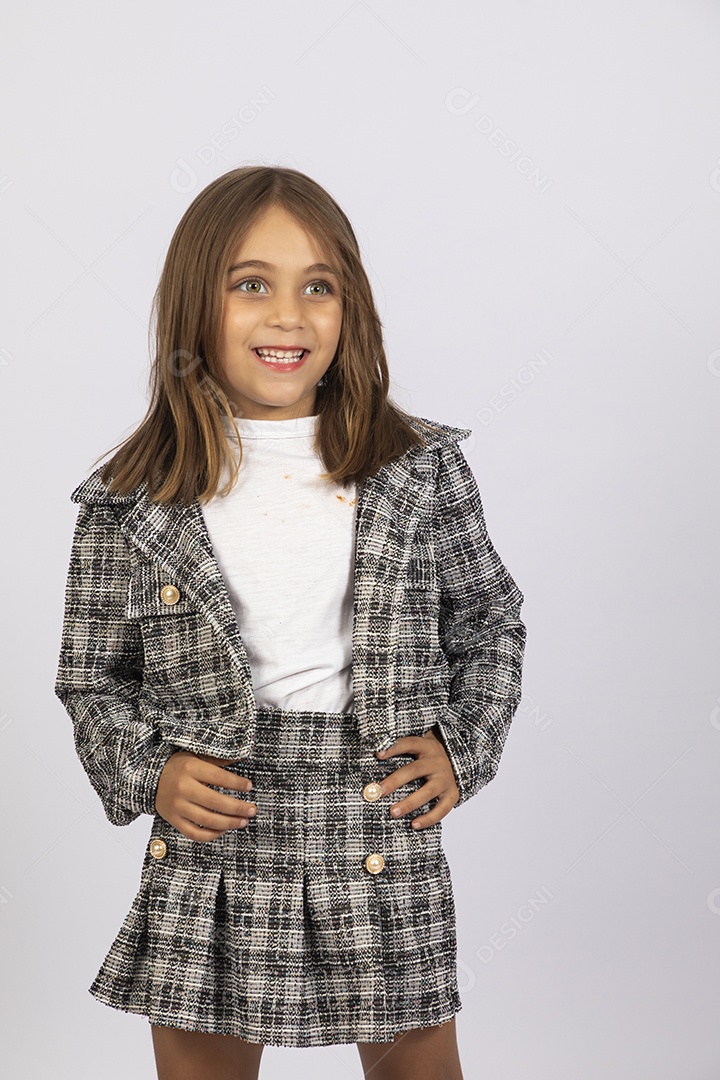 Linda menina loira com mãos na cintura