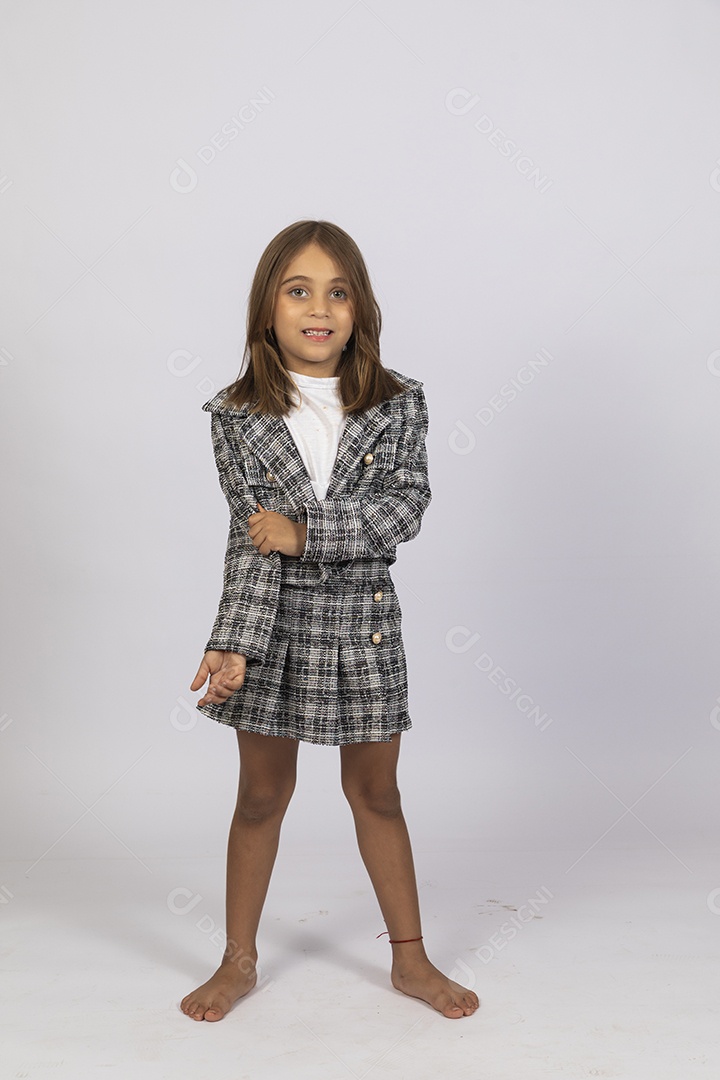 Linda menina loira com braços para baixo