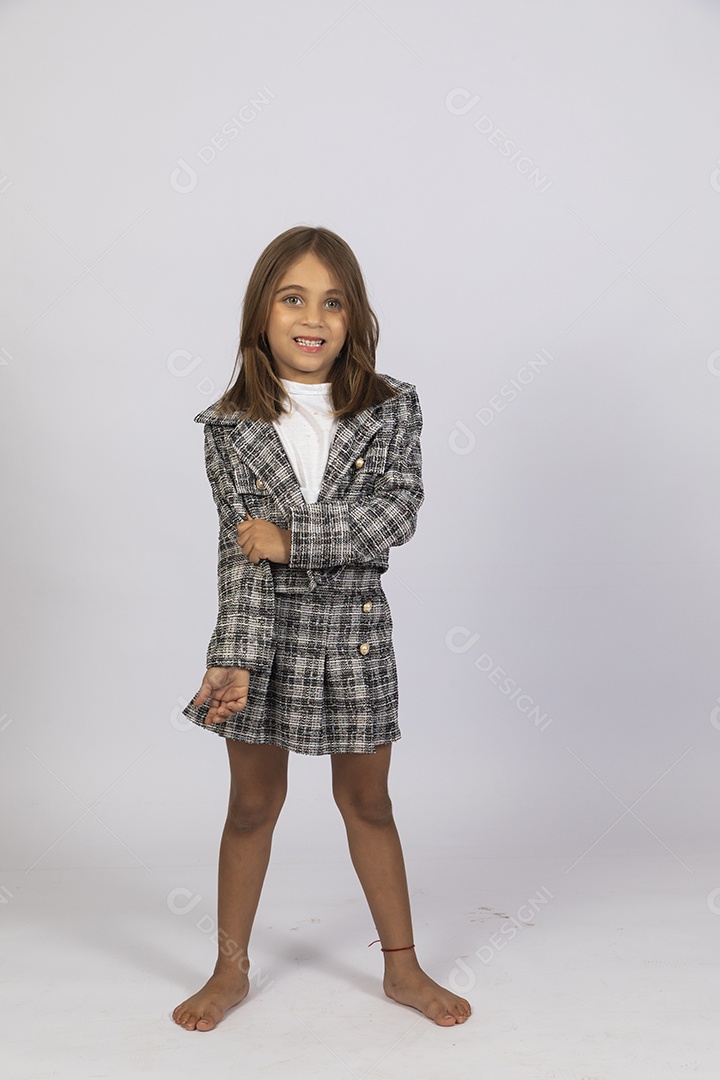 Linda menina loira com braços para baixo